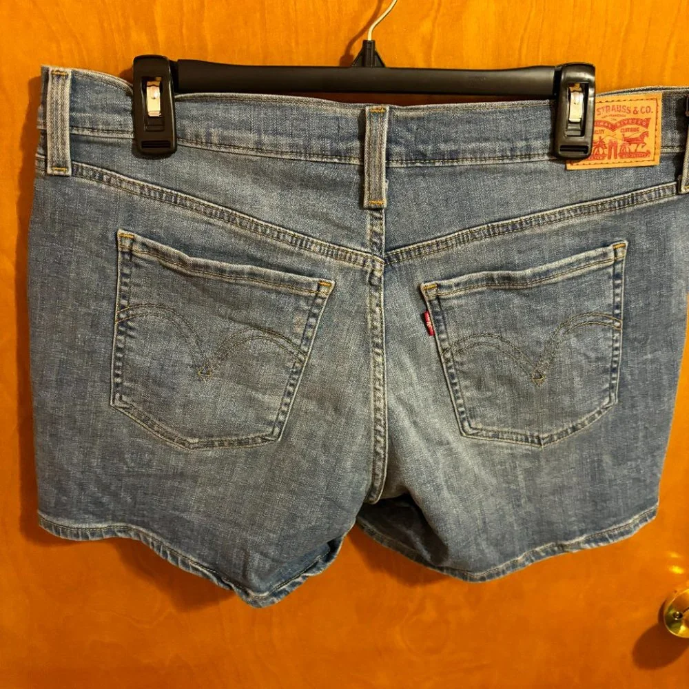 Levi’s Mid Length Denim Shorts 5 Pocket Medium‎ Blue
